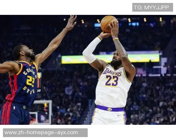 热火与湖人激战正酣NBA赛场上演巅峰对决引发球迷热议